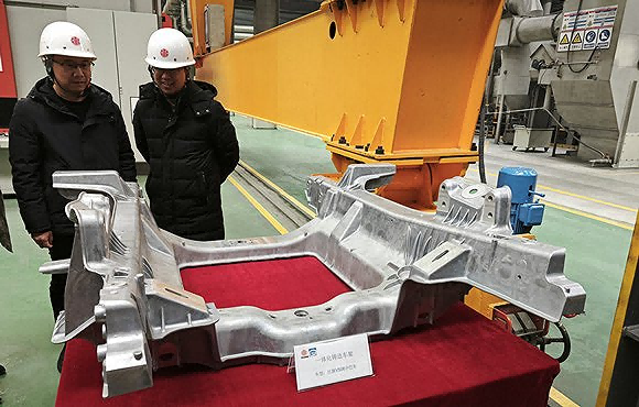 特斯拉2020年率先使用一體化壓鑄方式生產(chǎn)了汽車后底板，將70個零部件合而為一